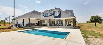 Unwind Fireside: Wills Point Gem w/ Hot Tub & Pond