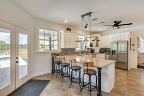 Stovetop, dishwasher, toaster, cookware/dishes/utensils - Unwind Fireside: Wills Point Gem w/ Hot Tub & Pond (Wills Point)
