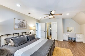5 bedrooms, desk, iron/ironing board, WiFi - Unwind Fireside: Wills Point Gem w/ Hot Tub & Pond (Wills Point)