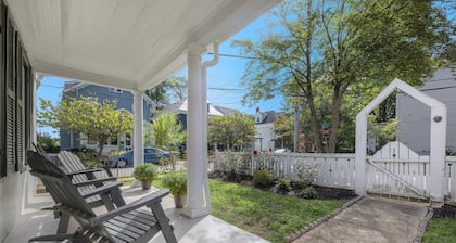 Corner House - Cozy Five Star 2 Bedroom Suite. Downtown and Stadium. Parking!