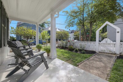 Corner House - Cozy Five Star 2 Bedroom Suite. Downtown and Stadium. Parking!