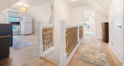 Corner House - Cozy Five Star 2 Bedroom Suite. Downtown and Stadium. Parking!