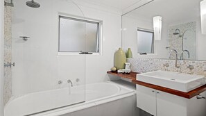 Douche, sèche-cheveux, serviettes fournies