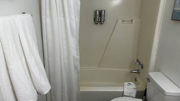 Secador de cabelo, toalhas de banho