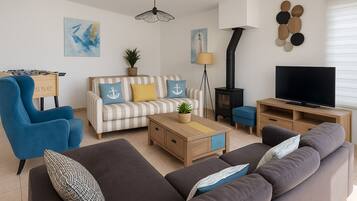 Télévision, cheminée, baby-foot