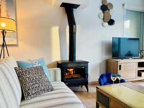 Télévision, cheminée, baby-foot