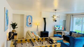 Télévision, cheminée, baby-foot