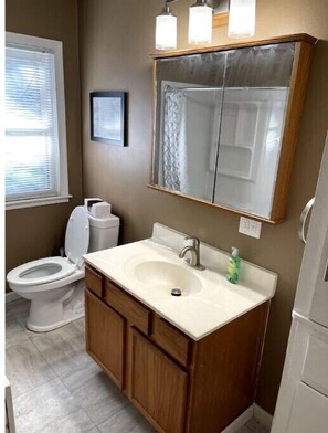 Combined shower/bathtub, hair dryer, towels, soap