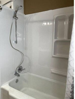 Hair dryer, towels, soap, shampoo - Downtown Ames Peaceful Getaway (Ames)