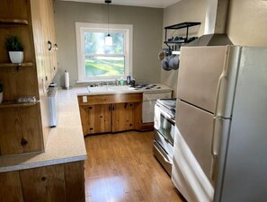 Jääkaappi, mikroaaltouuni, uuni, liesi