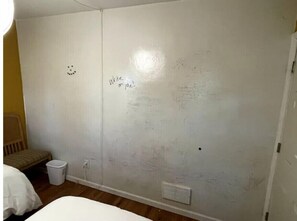 2 Schlafzimmer, Schreibtisch, Bügeleisen/Bügelbrett, Reisekinderbett