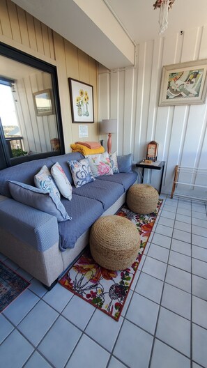 Smart TV, DVD player, books - Kona Rose's Hideaway in Kona Plaza #318 at the center of Kailua-Kona Town (Kailua-Kona)