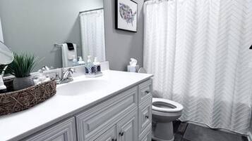 SĂšche-cheveux, serviettes fournies, savon, papier toilette