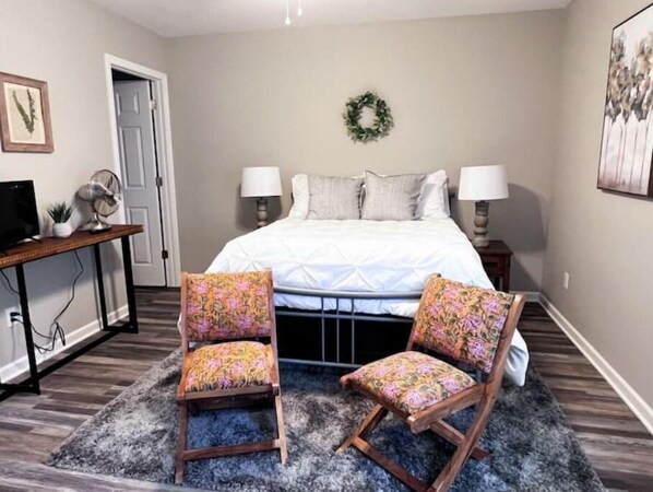 1 chambre, fer et planche à repasser, accès au Wi-Fi (inclus)