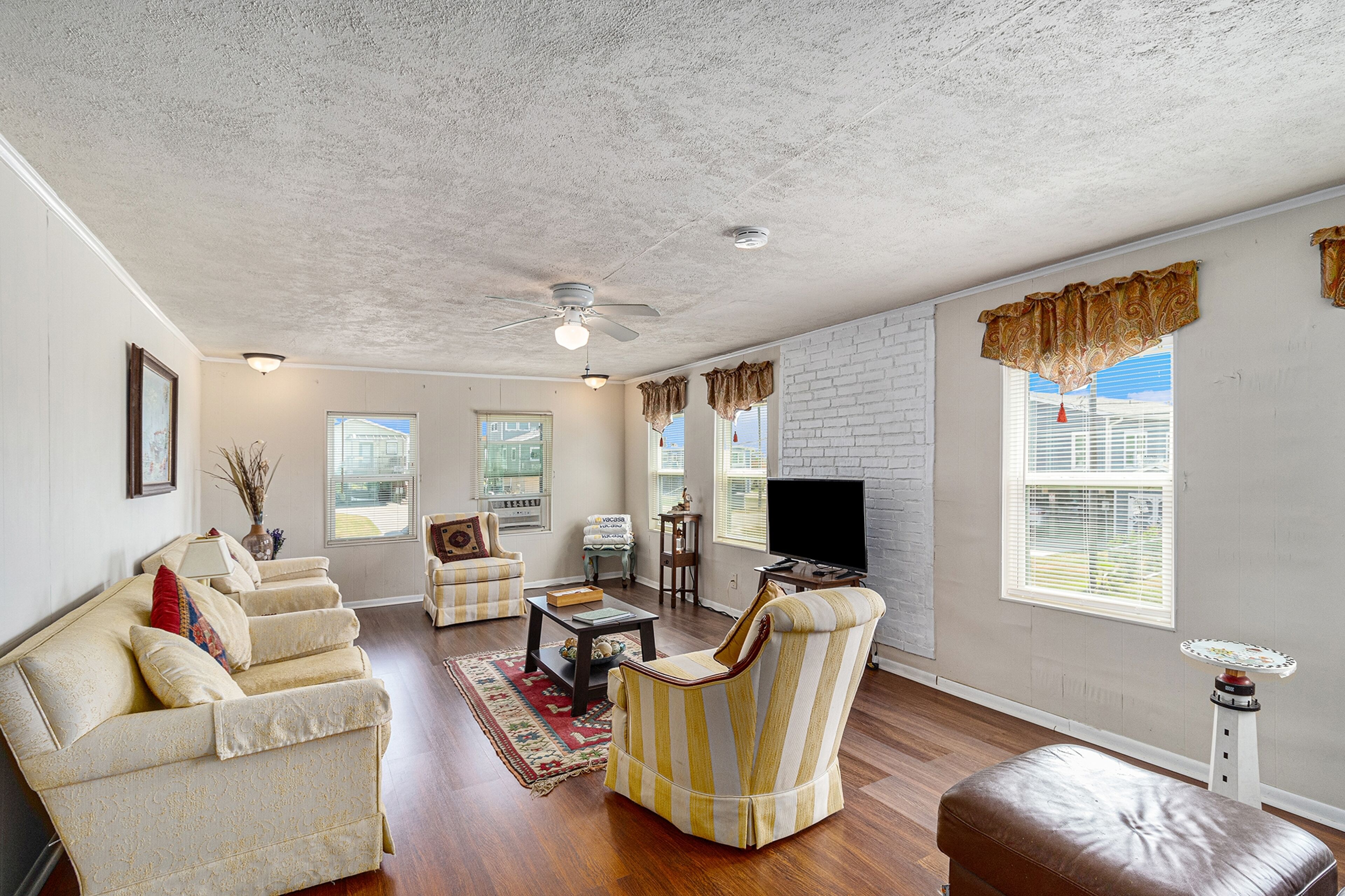 Dog-friendly & sunny bayside bungalow with patio, balcony, & perfect water views