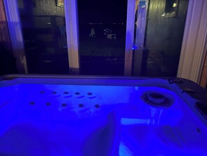 Outdoor spa tub - Lake house (Bridgeport)