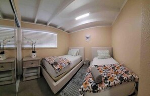 3 slaapkamers, een bureau, een strijkplank/strijkijzer, reisbedje