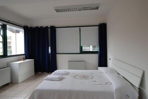 1 bedroom, desk, free WiFi, bed sheets - FrenkHome open space (Rastignano)