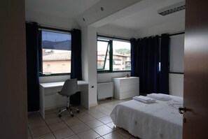 1 bedroom, desk, free WiFi, bed sheets - FrenkHome open space (Rastignano)