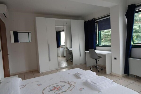 1 slaapkamer, een bureau, gratis wifi, beddengoed