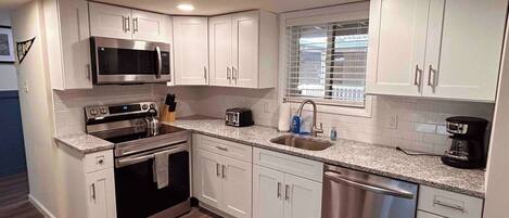 Kjøleskap, mikrobølgeovn, ovn og kokeplater