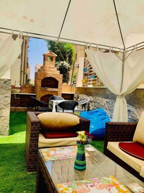 Outdoor dining - Apartment in New Cairo with a private garden<br> (New Cairo)