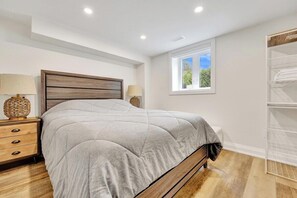 4 bedrooms, iron/ironing board, internet, bed sheets