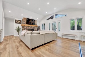 Télévision, cheminée, jeux vidéo