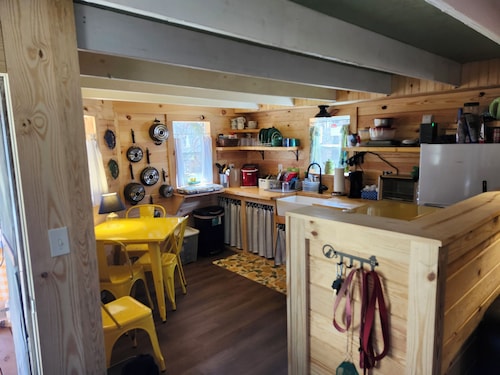 Rose's Cabin - A Rustic Pet-Friendly Cabin In The Woods