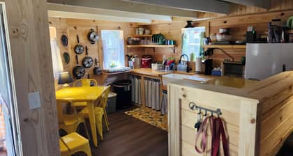 Rose's Cabin - A Rustic Pet-Friendly Cabin In The Woods
