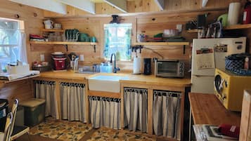 Kühlschrank, Mikrowelle, Ofen, Wasserkocher mit Kaffee-/Teezubehör