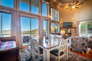 Interior - The Mount Yonah Castle, Spectacular Mountain Views, Hot Tub, Pet Friendly (Sautee Nacoochee)