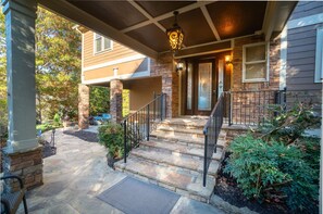Exterior detail - The Mount Yonah Castle, Spectacular Mountain Views, Hot Tub, Pet Friendly (Sautee Nacoochee)