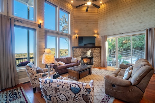 The Mount Yonah Castle, Spectacular Mountain Views, Hot Tub, Pet Friendly