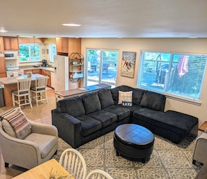 Smart TV, fireplace, stereo