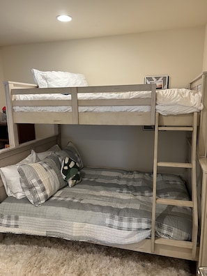 2 bedrooms, travel cot, free WiFi, bed sheets