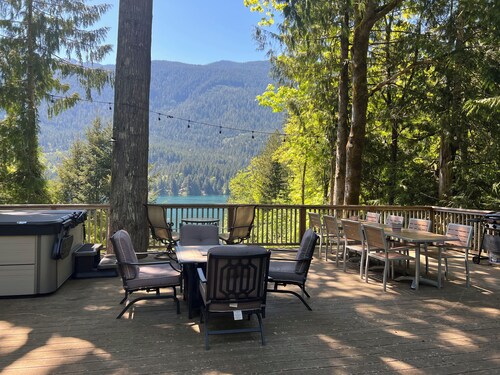 “The Lookout Lodge” Lake Sutherland house with private hot tub