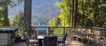 “The Lookout Lodge” Lake Sutherland house with private hot tub