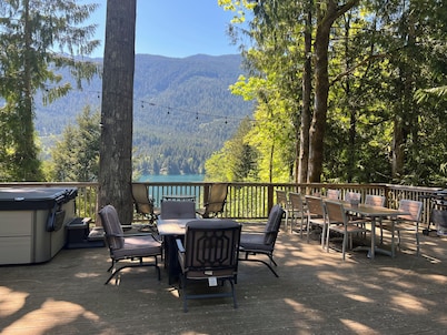 “The Lookout Lodge” Lake Sutherland house with private hot tub