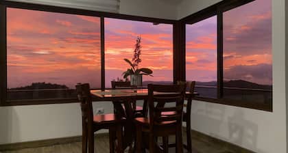 Sunset Paradise House Monteverde: Private Hot Tub with Gulf View