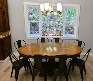 Dining - Mountain Ridge Retreat - Private & Peaceful Getaway. Family & Pet Friendly (West Park)