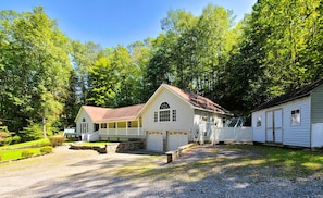 Exterior - Mountain Ridge Retreat - Private & Peaceful Getaway. Family & Pet Friendly (West Park)