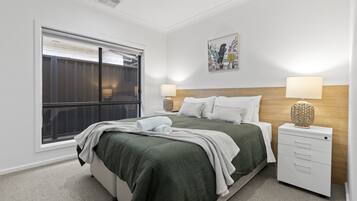 4 habitaciones, tabla de planchar con plancha, internet y ropa de cama