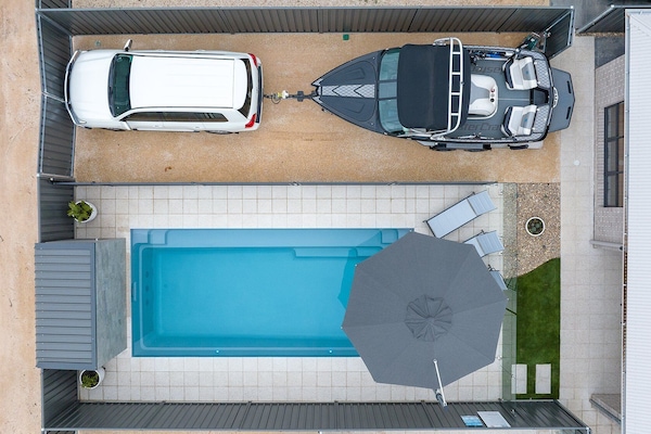 Large pool and rear parking (accessible from laneway) for second car and/or boat