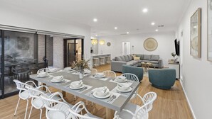 Un interior moderno con comedor, cocina y sala de estar.
