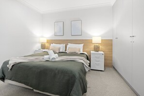 4 bedrooms, iron/ironing board, Internet, bed sheets