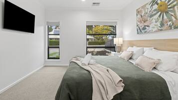 4 soverom, strykejern/-brett, internettilgang og sengetøy