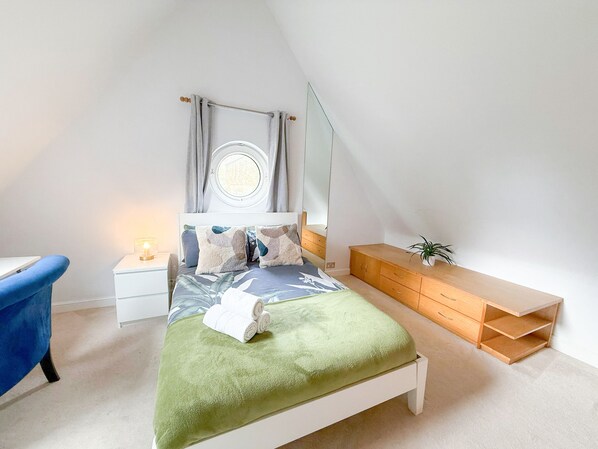 4 bedrooms, iron/ironing board, WiFi, bed sheets