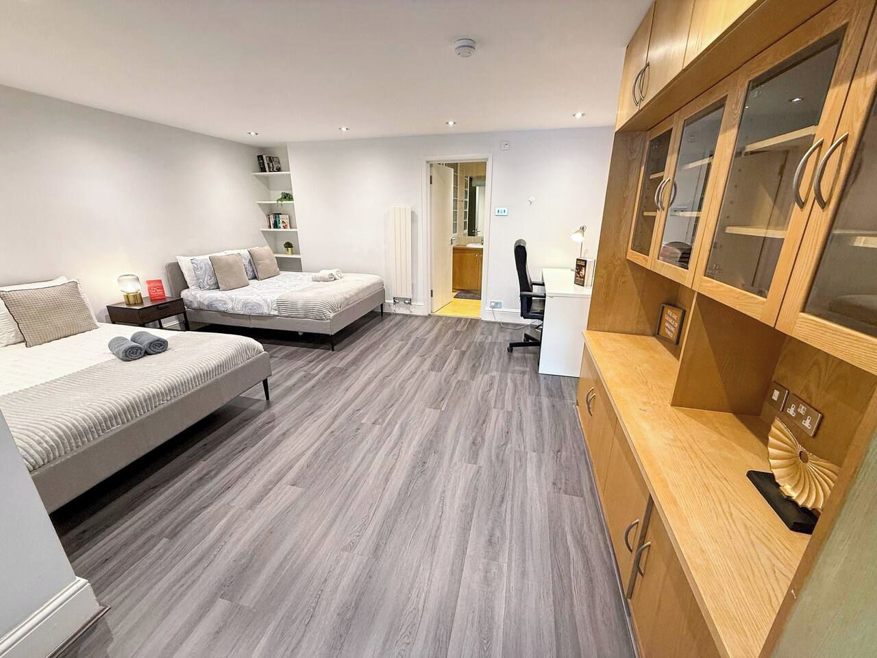 4 bedrooms, desk, iron/ironing board, free WiFi