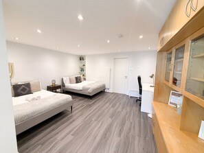 4 bedrooms, iron/ironing board, WiFi, bed sheets - Warm Little Venice 4-bedroom House - free Parking (London)